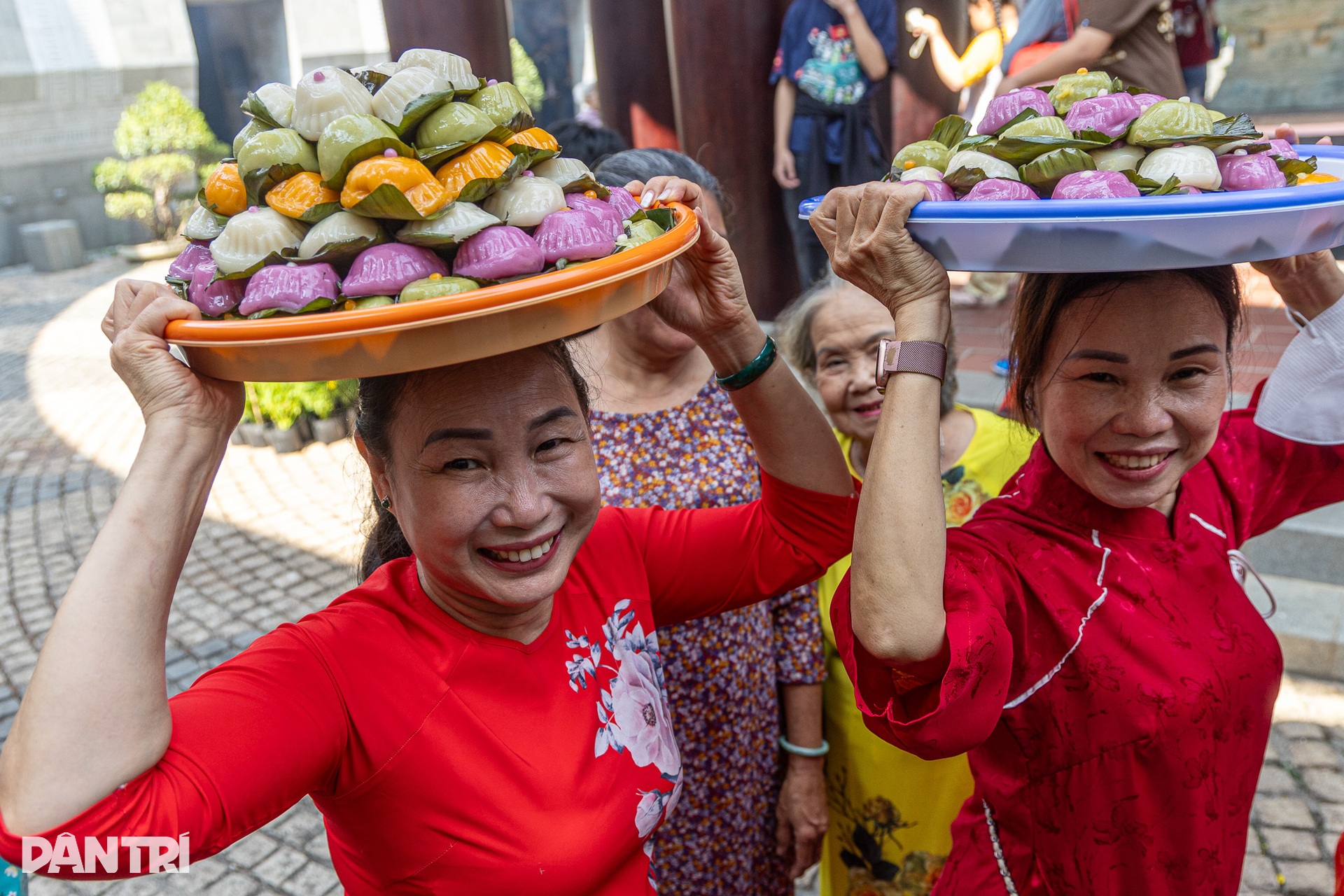 Hàng nghìn người đổ về đền tưởng niệm các Vua Hùng ở TPHCM dâng hương - 10