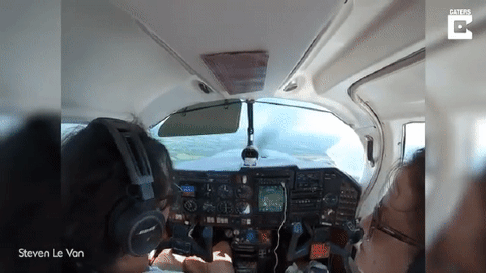 Thót tim chứng kiến khoảnh khắc máy bay bất ngờ gặp nạn trên không trung - 1 Thót tim chứng kiến khoảnh khắc máy bay bất ngờ gặp nạn trên không trung - 1