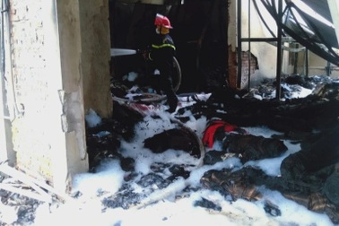 Một người tử vong trong đám cháy xưởng may rộng hàng trăm mét ở Hà Nội