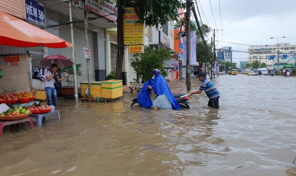 Đường phố Cần Thơ mênh mông như sông, dòng phương tiện bì bõm lội - 3 Đường phố Cần Thơ mênh mông như sông, dòng phương tiện bì bõm lội - 3