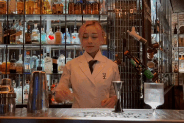 Nữ bartender triệu view, pha rượu như múa: Làm gì khi khách mời "bay"?