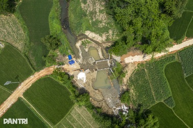 Cầu Dân trí thôn Trang Thành sắp hoàn thiện, nối đôi bờ con suối dữ