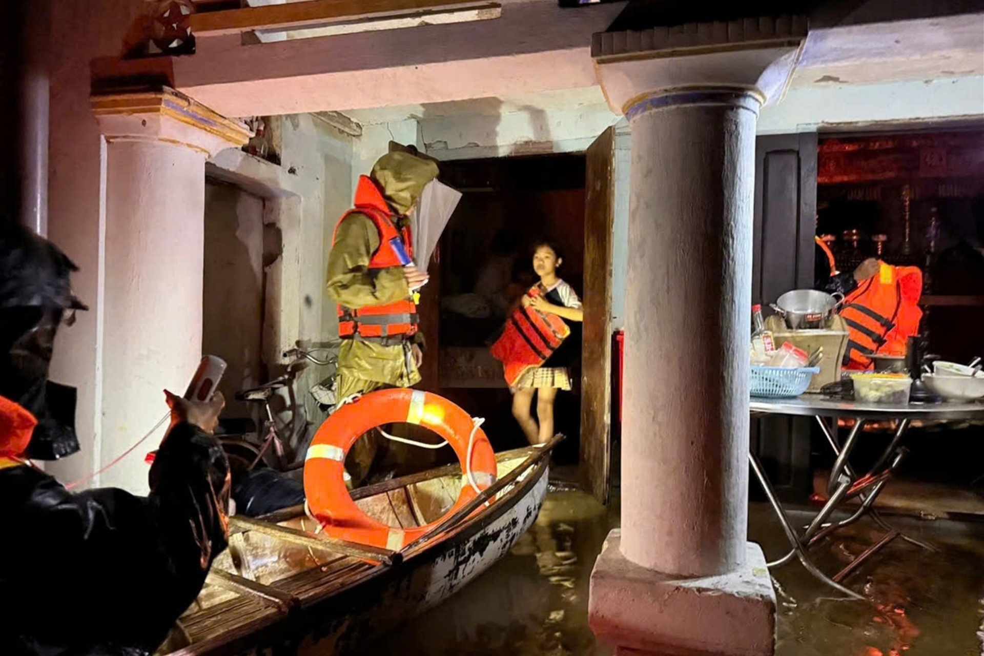 Lũ vượt đỉnh lịch sử 1986 và 1993, nhiều nơi trắng đêm sơ tán dân - 9