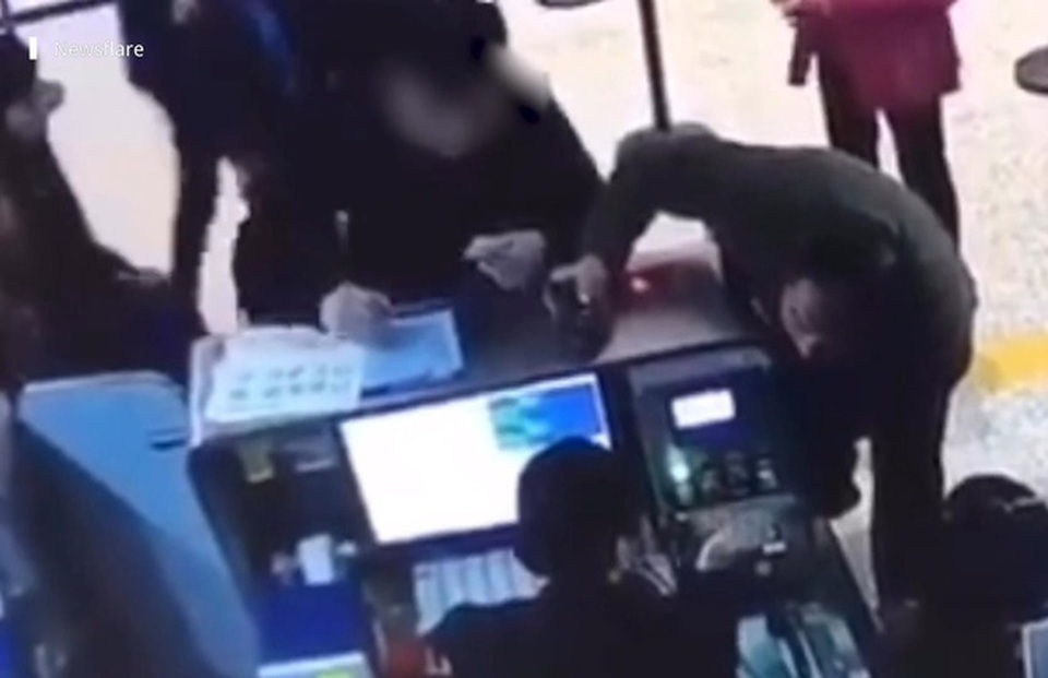 Khách Trung Quốc hành hung, xé thẻ tên của nhân viên hàng không - 2 Khách Trung Quốc hành hung, xé thẻ tên của nhân viên hàng không - 2