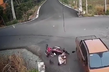 Va chạm kinh hoàng vì băng qua ngã tư mà không giảm tốc độ