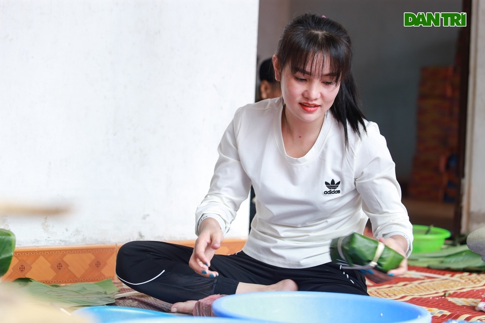 Người Hà Nội góp củi, gạo nấu hàng nghìn chiếc bánh chưng ủng hộ miền Trung - 7 Người Hà Nội góp củi, gạo nấu hàng nghìn chiếc bánh chưng ủng hộ miền Trung - 7