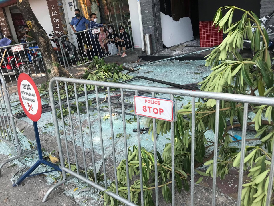 Hà Nội: Nổ lớn tại nhà hàng Nhật Bản, 3 người bị thương - 5 Hà Nội: Nổ lớn tại nhà hàng Nhật Bản, 3 người bị thương - 5