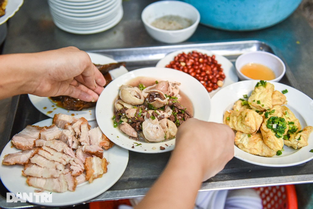 Quán cơm bụi thực đơn gần 50 món, hơn 25 năm gắn bó với người Hà Nội - 6 Quán cơm bụi thực đơn gần 50 món, hơn 25 năm gắn bó với người Hà Nội - 6