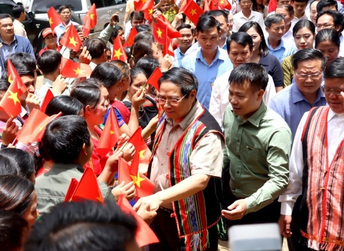 Người dân Kon Tum chào đón Thủ Tướng (Ảnh L - T)