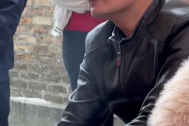 Anh trai khóc nức nở trong đám cưới lần 2 của em gái