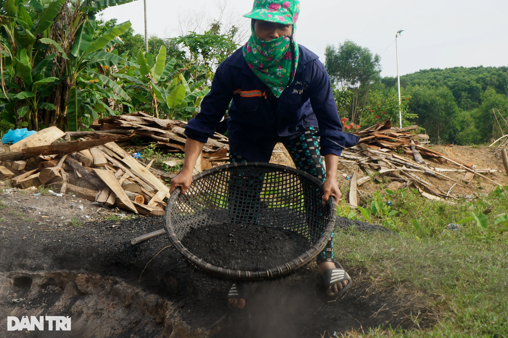 Khốn cùng người phụ nữ chồng mất, con trai suy thận nặng, cháu bại não - 4 Khốn cùng người phụ nữ chồng mất, con trai suy thận nặng, cháu bại não - 4