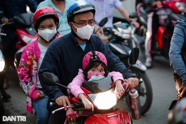 Người dân ở TPHCM vạ vật, nhích từng chút trên đường về quê nghỉ lễ