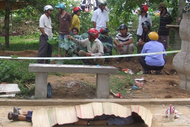 Phát hiện người đàn ông chết bất thường bên bờ hồ