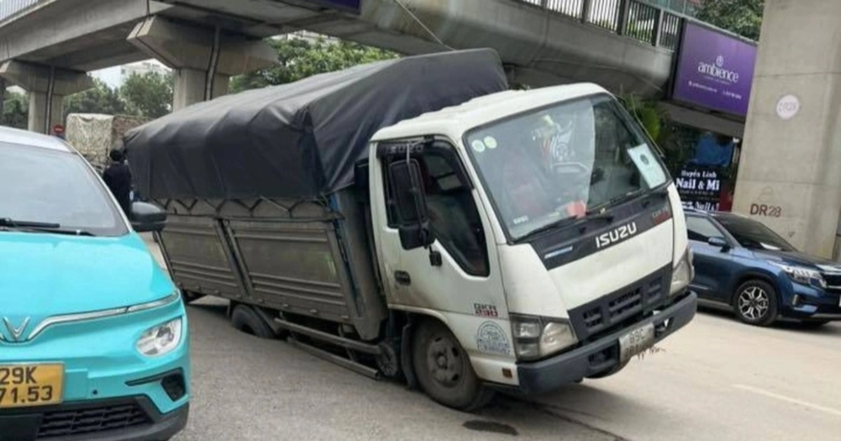 Xe tải sụt hố trên đường Nguyễn Trãi, ai có trách nhiệm bồi thường?