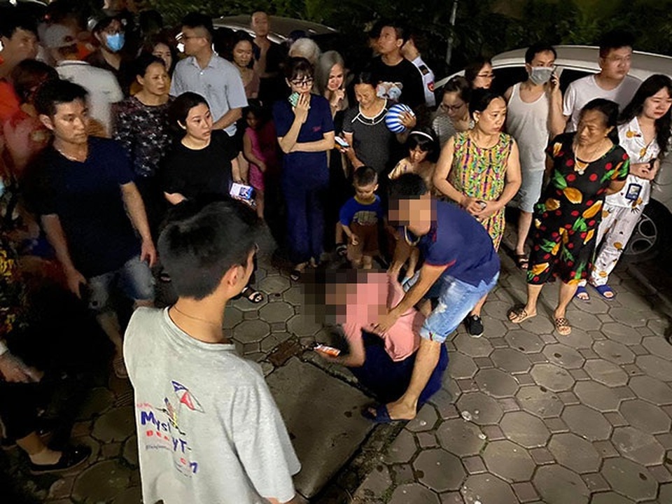 Vụ cháu bé rơi ở chung cư: Cảnh báo về môi trường sống an toàn của trẻ em - 1 Vụ cháu bé rơi ở chung cư: Cảnh báo về môi trường sống an toàn của trẻ em - 1