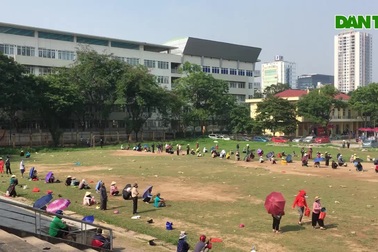 Hàng nghìn người "đội nắng" xếp hàng nhận gạo miễn phí trước kỳ nghỉ lễ