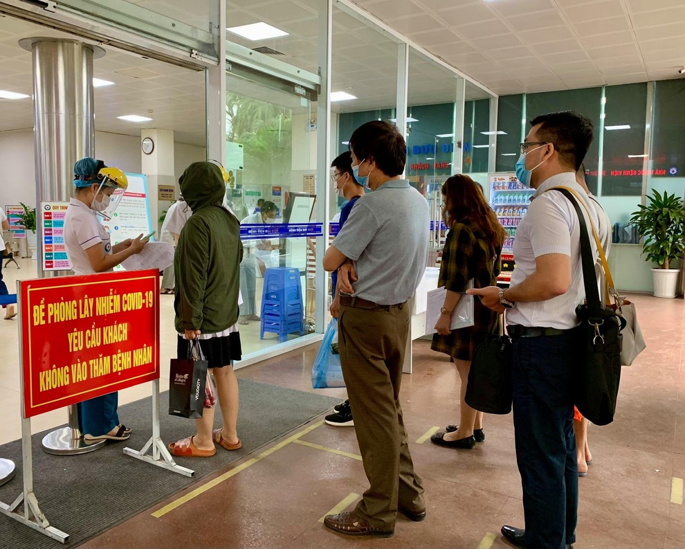 Giữa đại dịch, bị ốm có nên đi viện? - 1 Giữa đại dịch, bị ốm có nên đi viện? - 1