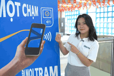 Người Hà Nội thích thú đi metro "sinh trắc học" một chạm đến mọi ga