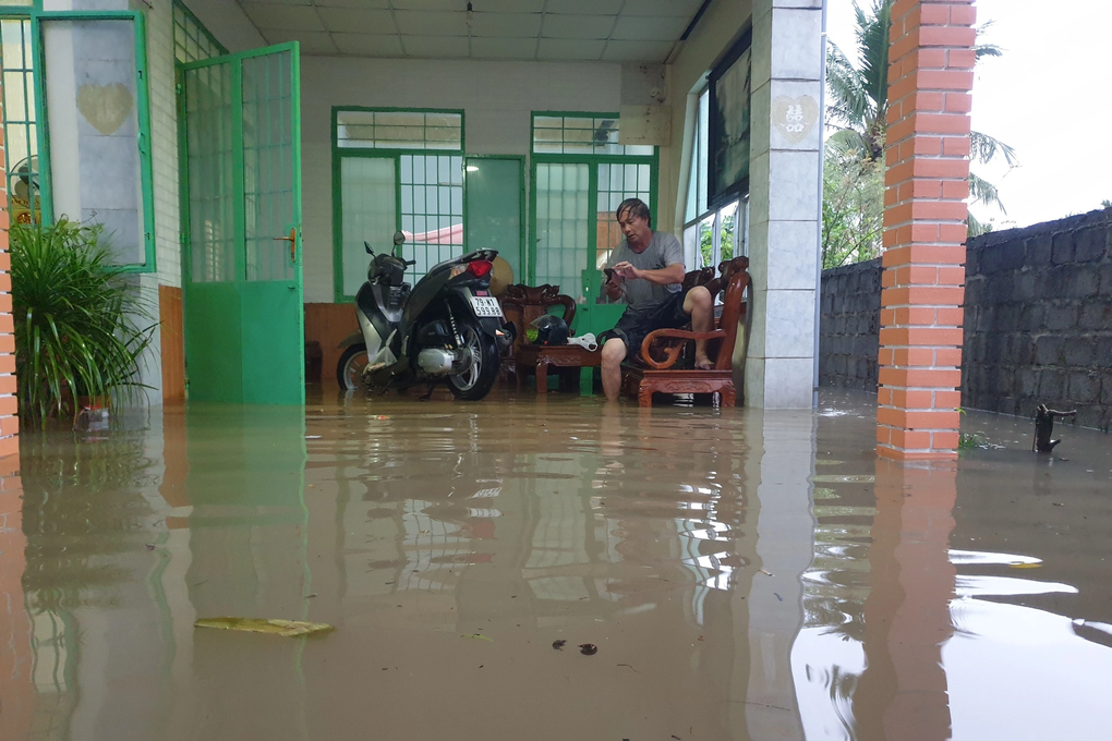 Quảng Bình: Mưa như trút khiến phố biến thành sông, giao thông gặp khó - 5