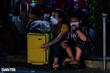 Khách vạ vật ở vỉa hè, nằm dưới gốc cây chờ bắt xe về quê trong đêm