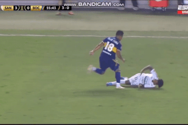 Giẫm vào bụng đối thủ, cầu thủ Argentina nhận cái kết buồn