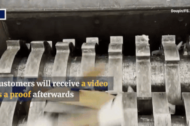 Nghề lạ kiếm bộn tiền ở Trung Quốc: Tiêu hủy ảnh cưới cho các cặp ly hôn