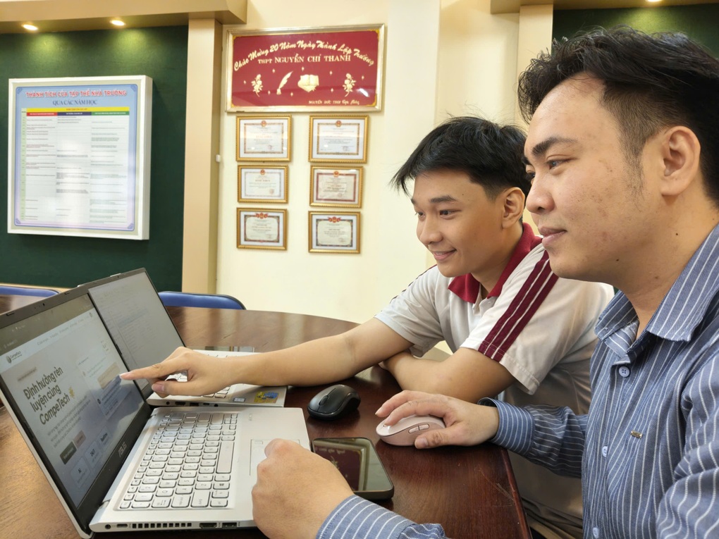 Thầy giáo TPHCM cùng học sinh tạo nền tảng AI đổi mới đánh giá rèn luyện - 1