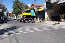 Người đàn ông tử vong trong tư thế treo cổ trên phố