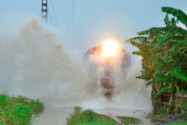 Đường bộ, đường sắt TP HCM ngập lênh láng sau mưa lớn