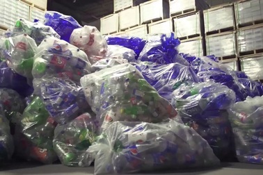 Nàng tiên cá "bơi' giữa hơn 10.000 chai nhựa