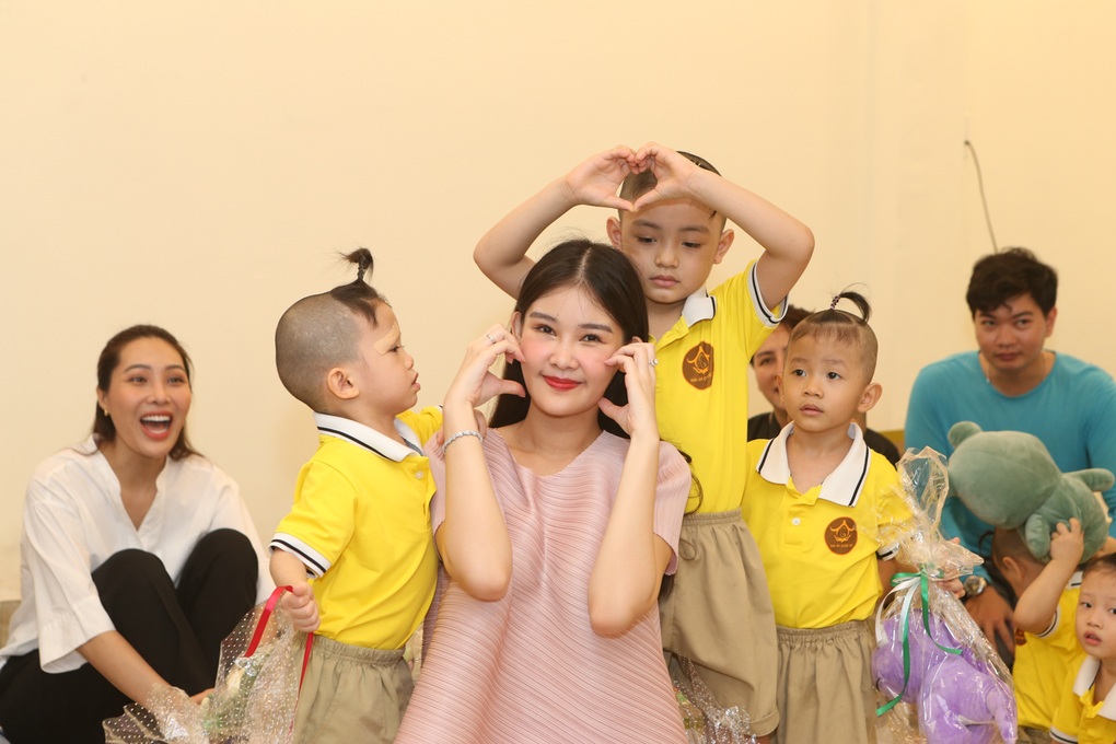 Lê Âu Ngân Anh, Diệu Ngọc mặc giản dị đi trao quà từ thiện - 7 Lê Âu Ngân Anh, Diệu Ngọc mặc giản dị đi trao quà từ thiện - 7