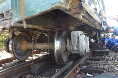 Tàu hỏa trật bánh, đường sắt tê liệt nhiều giờ