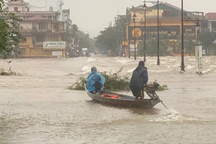 Thành phố Huế mênh mông nước, người dân di chuyển bằng thuyền giữa đô thị