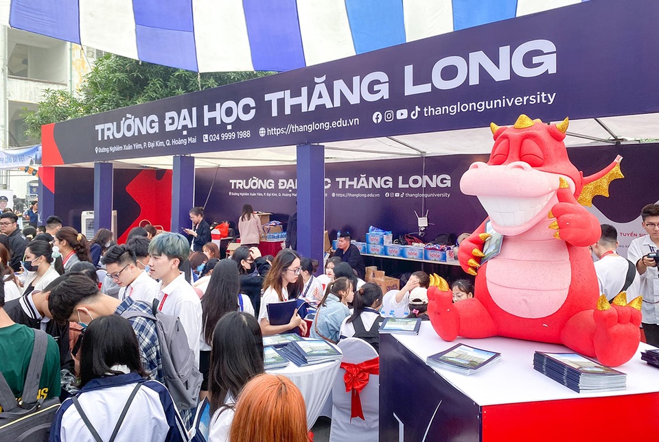 Sinh viên khoe cơ bắp 6 múi, nhảy cover... tại ngày hội tư vấn tuyển sinh - 10 Sinh viên khoe cơ bắp 6 múi, nhảy cover... tại ngày hội tư vấn tuyển sinh - 10