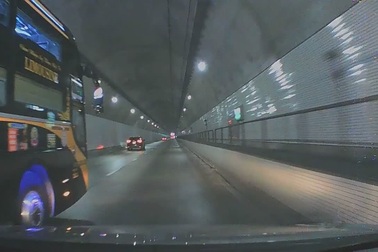 Phẫn nộ xe khách bóp còi, phóng nhanh và chèn ép xe nhỏ trong hầm