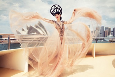 Jessica Minh Anh diễn thời trang trên sông Seine - Pháp