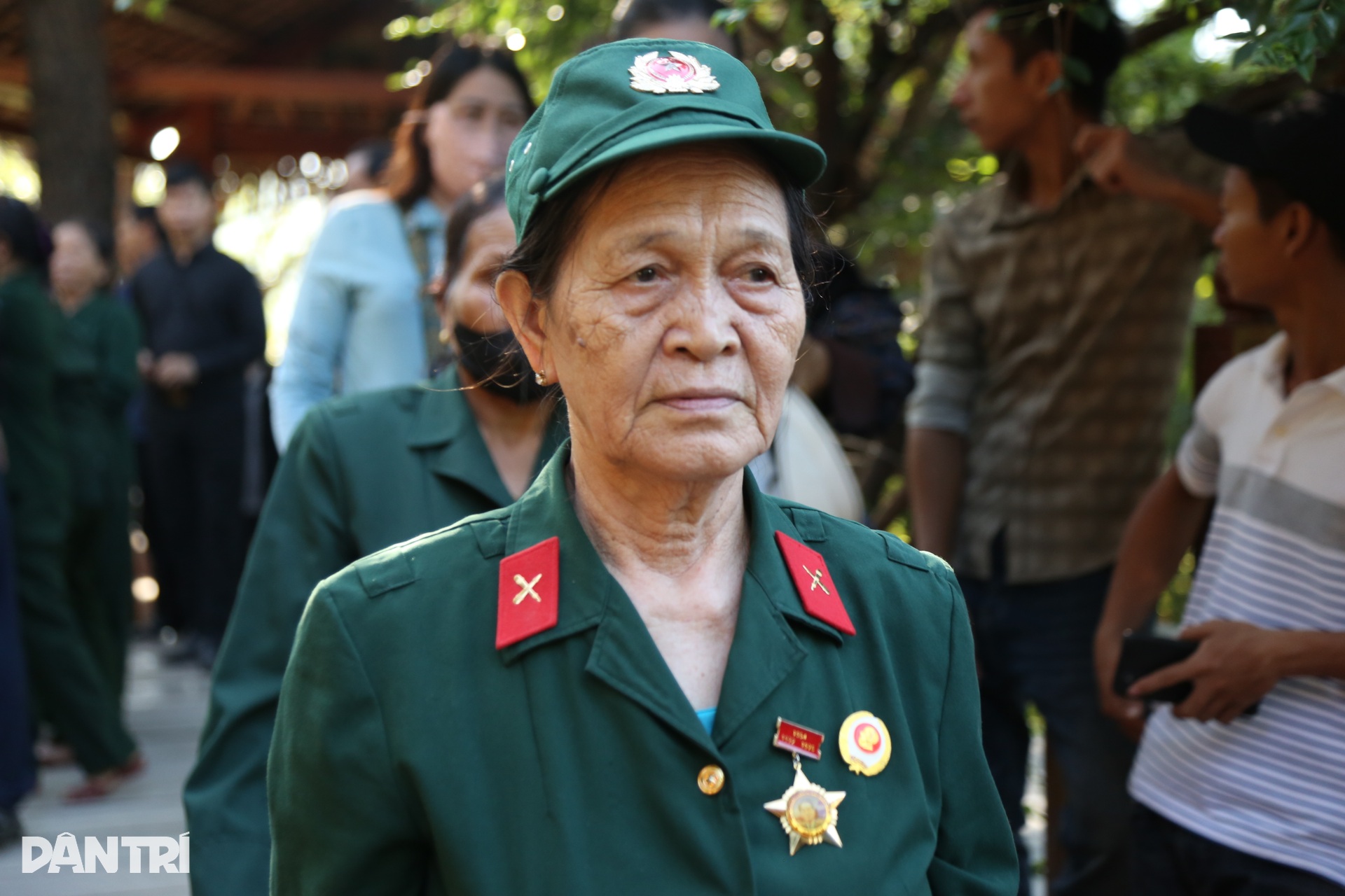 Đông đảo người dân đến tiễn biệt Phu nhân Đại tướng Võ Nguyên Giáp - 8 Đông đảo người dân đến tiễn biệt Phu nhân Đại tướng Võ Nguyên Giáp - 8