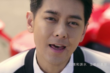 Lâm Chí Dĩnh thể hiện ca khúc "My Pride"