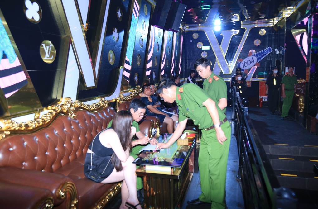 Hơn 300 công an đột kích nhiều quán bar, vũ trường ở Đồng Nai - 1 Hơn 300 công an đột kích nhiều quán bar, vũ trường ở Đồng Nai - 1