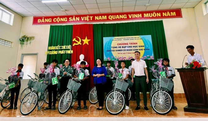 Bà Trần Thị Vĩnh Nghi, Ủy viên Ban Thường vụ Thành ủy, Bí thư Huyện ủy Thới Lai; bà Trần Thị Xuân Mai, Giám đốc Sở Lao động - Thương binh và Xã hội thành phố Cần Thơ tặng quà cho các em học sinh.