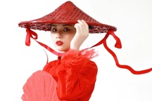 Sao mai Nguyễn Thu Hằng đẹp ma mị trong bộ ảnh thời trang áo dài