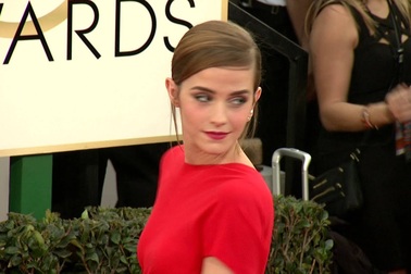 Emma Watson rực rỡ váy đỏ