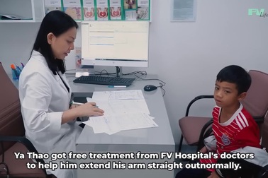 Khôi phục cánh tay cho bé người dân tộc bị bỏng nặng