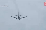Video máy bay Boeing chở hơn 200 người cháy động cơ trên không