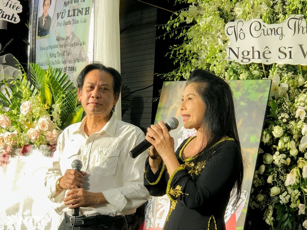 Đêm tiễn Vũ Linh: Ngọc Huyền ngất xỉu, hàng ngàn người xem hát đến 1h sáng - 7 Đêm tiễn Vũ Linh: Ngọc Huyền ngất xỉu, hàng ngàn người xem hát đến 1h sáng - 7