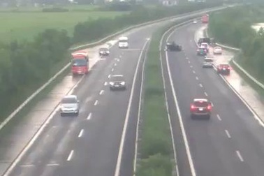 Xe ô tô phóng nhanh, chuyển làn gấp gây tai nạn liên hoàn trên đường cao tốc Pháp Vân