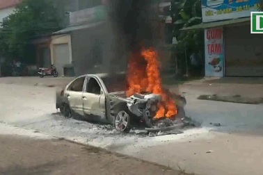 Ô tô bốc cháy dữ dội khi lưu thông trên đường