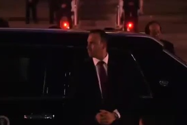 Tổng thống Trump bước lên siêu xe "quái thú" ở sân bay Nội Bài
