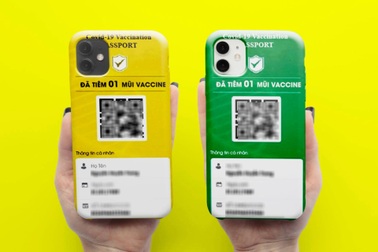 Nở rộ dịch vụ in mã QR tiêm chủng lên quần áo, ốp điện thoại