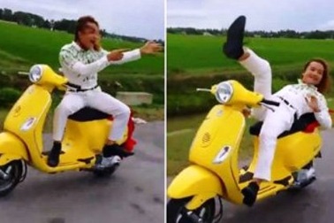 Xử phạt thanh niên đi xe máy buông 2 tay, bốc đầu xe